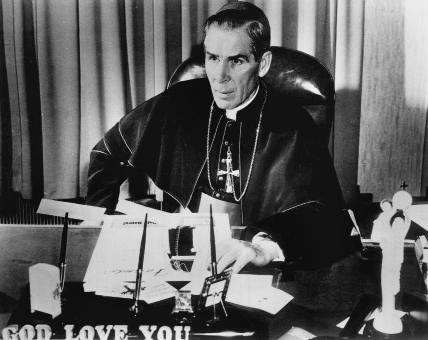 Fulton Sheen w 1956 roku, siedzi przy biurku